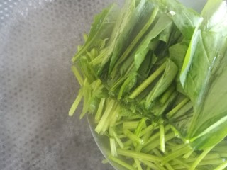 1、爽囗凉菜菠菜花生米,先用热水把菠菜焯水，开水下锅。注意（菠菜入锅后不要煮时间过长）