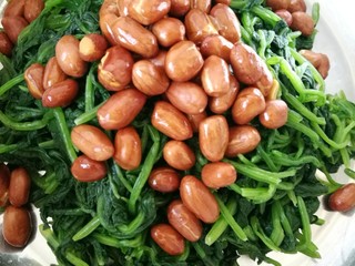 4、爽囗凉菜菠菜花生米,放入熟花生米。