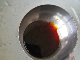 5、爽囗凉菜菠菜花生米,调拌菜汁:半勺酱油。（这勺是汤勺，调汁以自己口味为准）