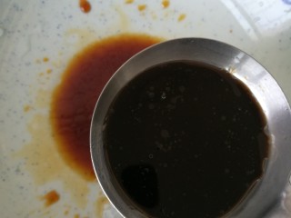 6、爽囗凉菜菠菜花生米,放入1勺酱油。