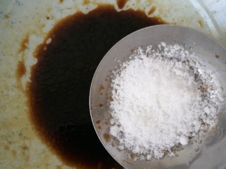 7、爽囗凉菜菠菜花生米,放半勺白糖。