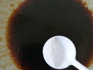 8、爽囗凉菜菠菜花生米,加少点盐。