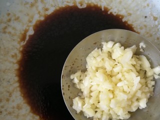 9、爽囗凉菜菠菜花生米,放入蒜末。