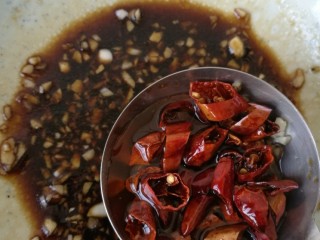 10、爽囗凉菜菠菜花生米,最后放辣椒油，搅拌均匀。汁就调好了。