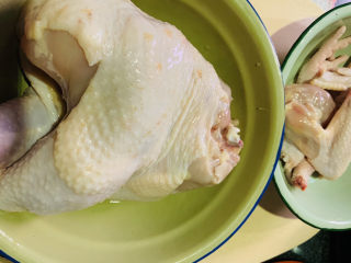 3、盐焗手撕鸡,把脖子鸡脚鸡翅切下来，可以用来炖汤，其余部分保留不用切，直接用来做盐焗手撕鸡；