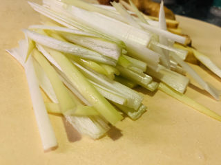 5、盐焗手撕鸡,大葱，洗净，切丝；