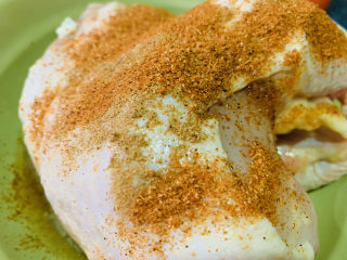 10、盐焗手撕鸡,将调料，涂抹均匀；