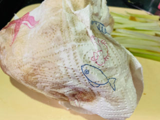 14、盐焗手撕鸡,用厨房纸，裹着，吸干水分；