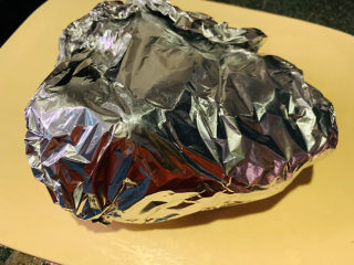 18、盐焗手撕鸡,用锡纸裹紧；