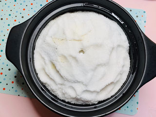 24、盐焗手撕鸡,一个小时过后，关火，焖30分钟；