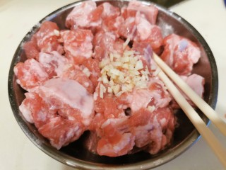 1、广式酸甜排骨,排骨斩开小块，洗干净沥干水份，放姜蓉、料酒、少许盐和糖、淀粉，腌制一会。这时可以去准备配菜。