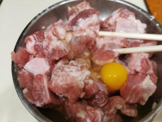 4、广式酸甜排骨,排骨加入鸡蛋捞均匀。