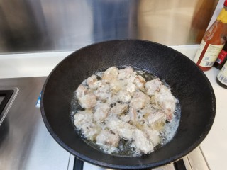 6、广式酸甜排骨,大火把排骨炸至表面定型，用筷子翻一下觉得有硬硬的感觉，关火。