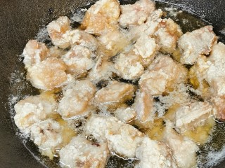 7、广式酸甜排骨,关火8分钟，让油的余温慢慢把排骨泡熟。