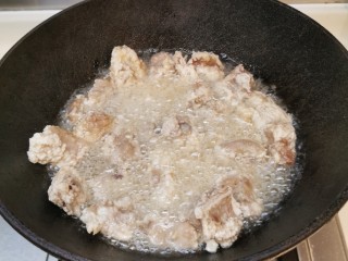 8、广式酸甜排骨,8分钟后开大火，把排骨炸到金黄色，起锅隔油上碟。
