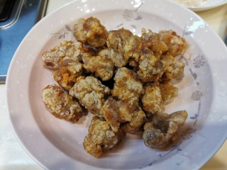 9、广式酸甜排骨,这方法炸的排骨，外面酥脆内里肉嫩，同时减少厨房油烟。