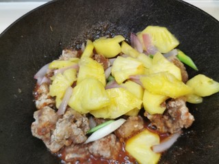 12、广式酸甜排骨,落排骨、配菜翻炒裹汁。