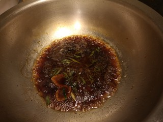 10、肉片豆花/不辣版,加入生抽,老抽,蚝油,再加入清水烧开。