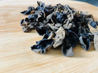 1、芹菜拌腐竹,木耳，待用；