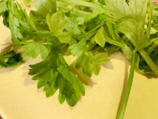 6、芹菜拌腐竹,芹菜洗净；