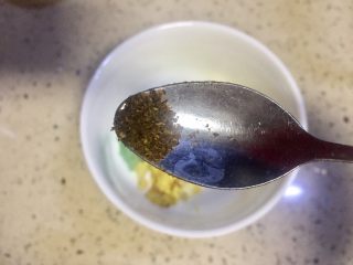 4、#年味儿#开胃爽口菜拌花藕,放入花椒面