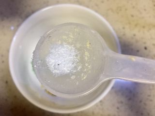 6、#年味儿#开胃爽口菜拌花藕,放入味精