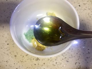 7、#年味儿#开胃爽口菜拌花藕,放入花椒油和芝麻油