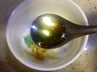 8、#年味儿#开胃爽口菜拌花藕,放入葵花油