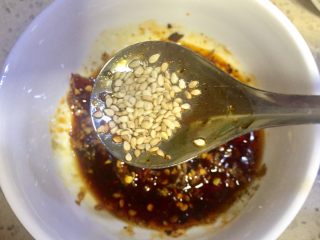 13、#年味儿#开胃爽口菜拌花藕,少许熟白芝麻