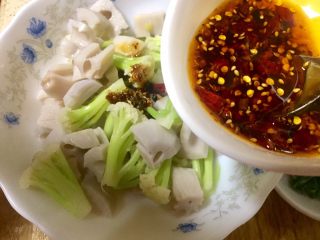 20、#年味儿#开胃爽口菜拌花藕,把调好的佐料倒入碗里