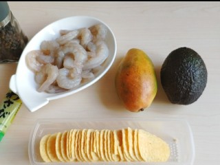 1、青芥薯片沙拉托,准备好食材，虾仁提前解冻后去除虾线。