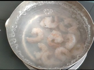 2、青芥薯片沙拉托,锅里放水煮开，倒入虾仁焯熟。