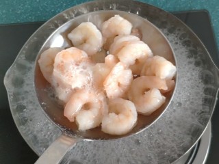 3、青芥薯片沙拉托,注意虾仁焯水时间不易过长，看到虾仁变色后立即捞出。