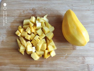 4、青芥薯片沙拉托,芒果去皮去核，然后切成小丁状。