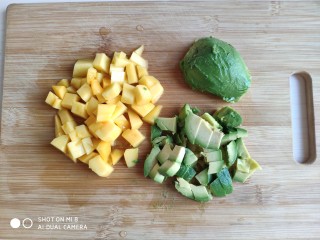 5、青芥薯片沙拉托,牛油果从中间对半切开，去除果核，用勺子挖出果肉后也切成小丁。