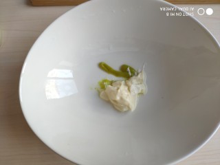 6、青芥薯片沙拉托,准备一只大碗，放入青芥末酱和沙拉酱。青芥末的用量根据个人喜好添加。建议不要放太多，不然，你懂的。。。。。????????