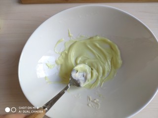 7、青芥薯片沙拉托,将青芥末和沙拉酱充分拌匀。