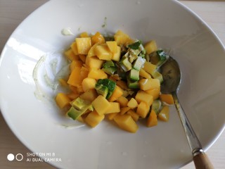 8、青芥薯片沙拉托,放入切好的芒果丁和牛油果丁。