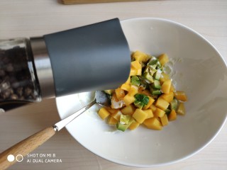 9、青芥薯片沙拉托,加入一点点胡椒粉和一点点盐。盐根据个人口味也可以不加。