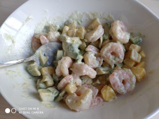 11、青芥薯片沙拉托,用勺子将沙拉拌匀，使虾仁和芒果上面都裹上芥末沙拉酱。