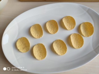 12、青芥薯片沙拉托,将准备好的薯片一片片的摆入盘中。