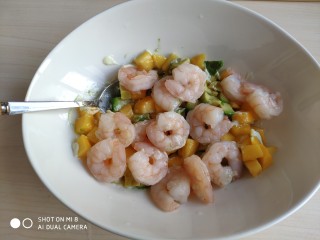 10、青芥薯片沙拉托,放入焯熟的虾仁。