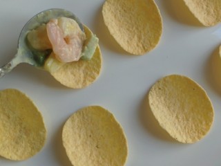 13、青芥薯片沙拉托,用勺子将拌好的沙拉盛放到薯片上面。