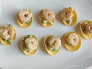 14、青芥薯片沙拉托,沙拉放到薯片上要尽快食用，放置时间太久，薯片就会发潮不脆了。