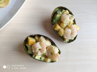 15、青芥薯片沙拉托,沙拉拌多了，牛油果皮也可以派上用场，用它当盘子也蛮特别的。