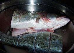 2、红烧鲈鱼,在鱼的两面切上几道,用盐和白酒腌制20分钟