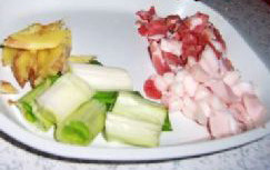 3、红烧鲈鱼,葱切段、姜切片、蒜洗净;肉切丁肥瘦分开