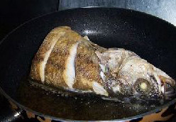 6、红烧鲈鱼,煎至两面金黄