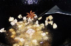 7、红烧鲈鱼,鱼捞出备用,锅内留油,放入肉丁炸一会儿