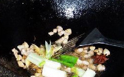 8、红烧鲈鱼,放入蒜头,葱,生姜炒一会儿